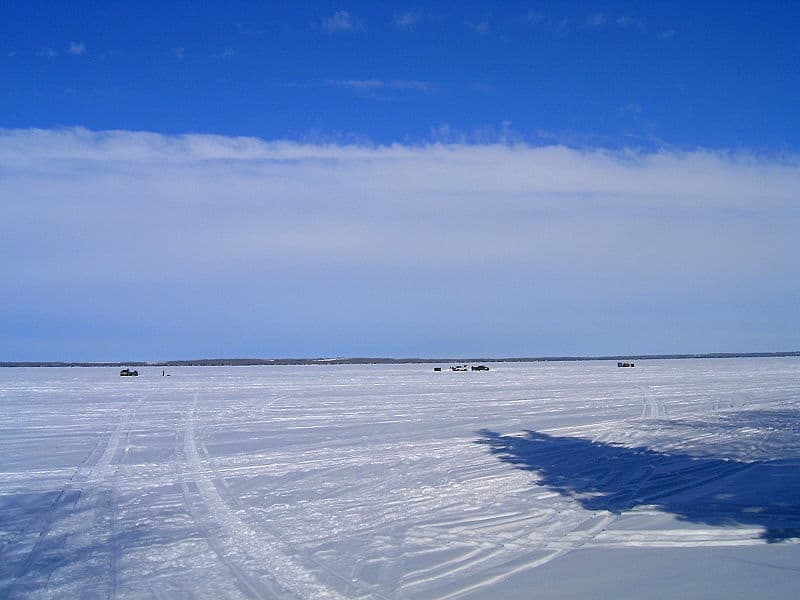 Wie wäre es mit „Vertical Jigging“: Eisfischen in Alberta