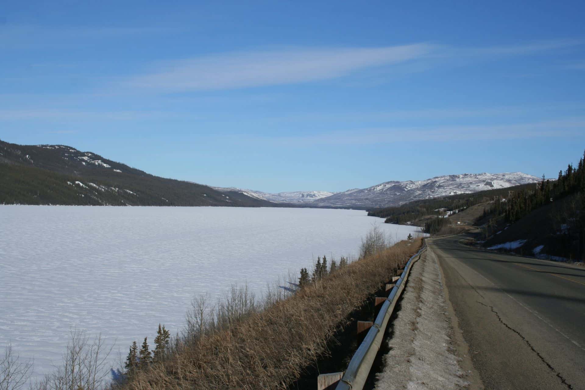 zugefrorener See auf dem Weg nach Dawson City