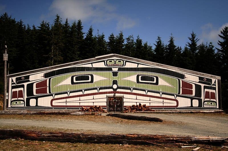 Alert Bay auf Coromant Island, BC, und der höchste Totempfahl der Welt