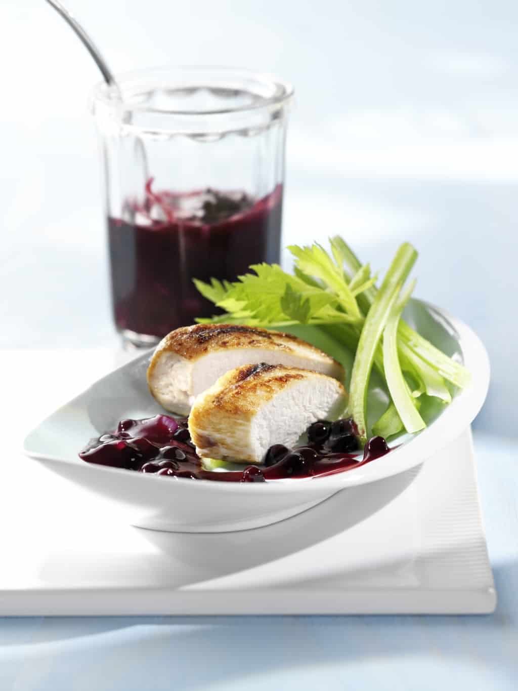 Gegrillte Hähnchenbrust mit Blaubeersosse.