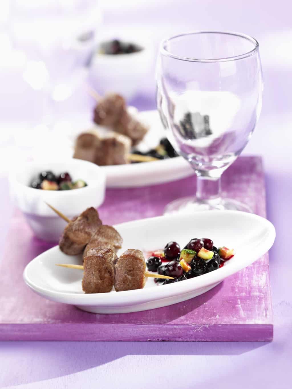 Savour Canada - Lammspießchen mit Blaubeer-Zucchini-Salsa
