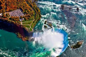 Die Horseshoe Falls, die größten der drei die Niagara Fälle bildenden Wasserfälle des Niagara River. Foto surangastock / Deposit