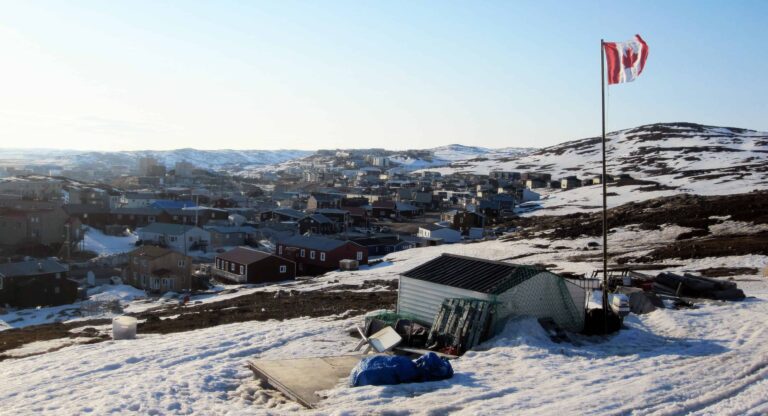 Iqaluit from Joamie Hill - Aaron M Lloyd/gemeinfrei