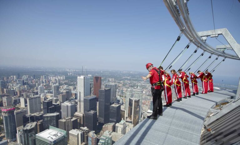 EdgeWalk at the CN Tower Foto Courtesy of The CN Tower