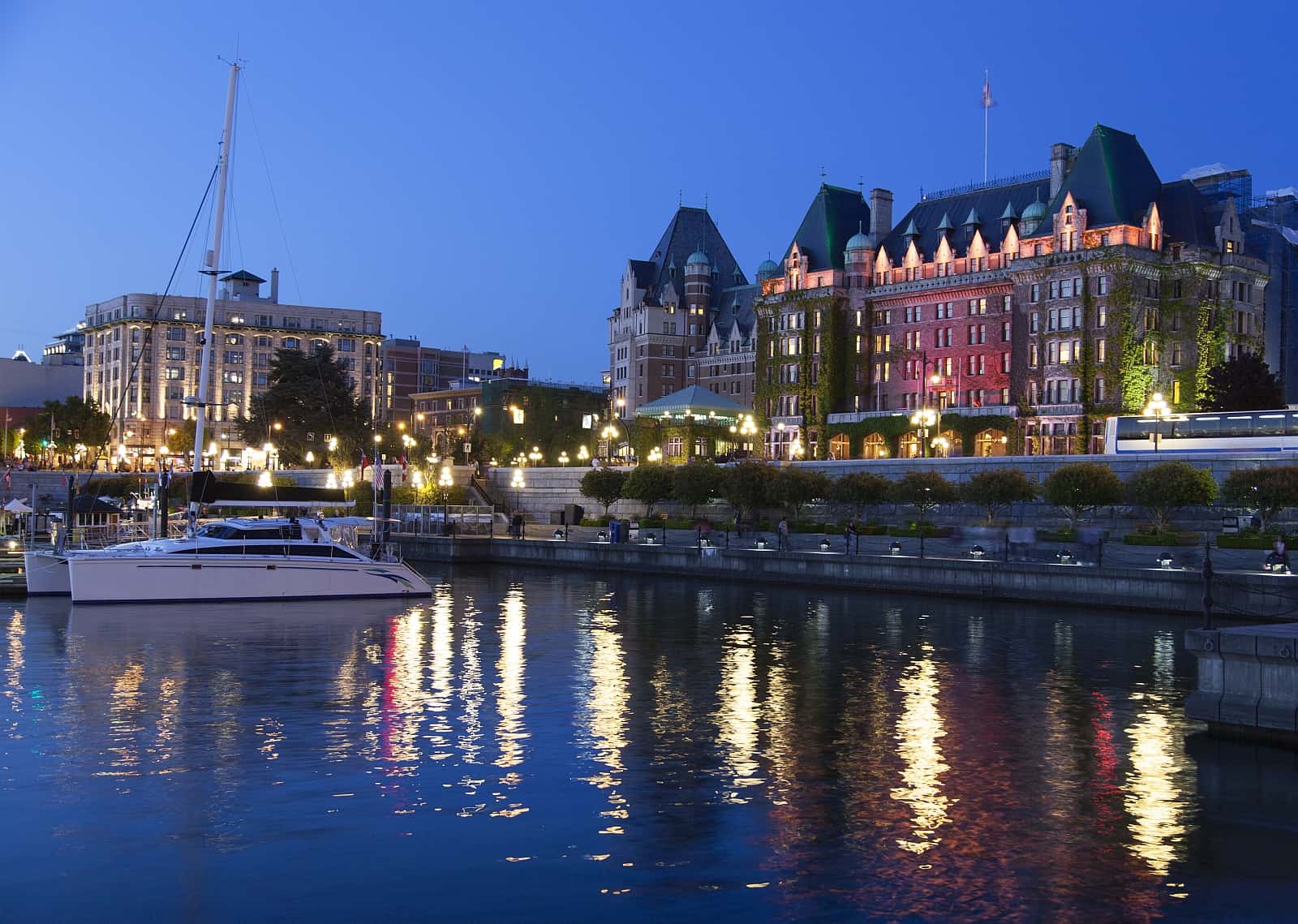 Blick auf das abendliche Victoria, die Hauptstadt der Provinz British Columbia. Foto Stockfoto/Deposit