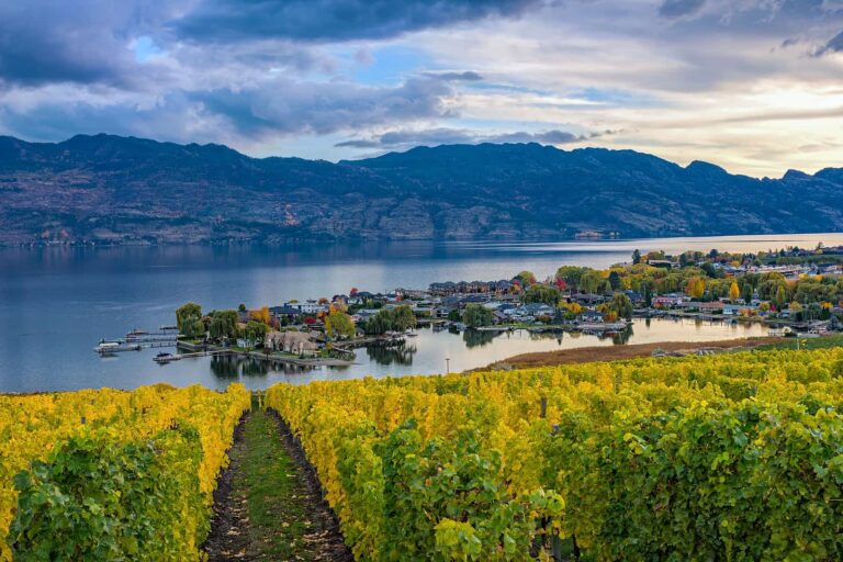 Berge, Wasser, Wein- und Obstgärten, das ist das sonnige Okanagan Valley in British Columbia. Foto SMJoness / Deposit