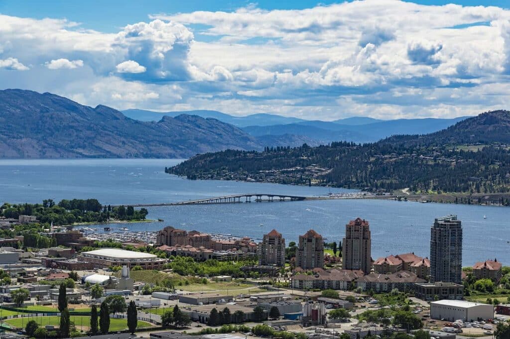 Blick auf Kelowna, die größte Stadt im Okanagan Valley mit der Brücke über den Okanagan Lake. Foto SMJoness / Deposit