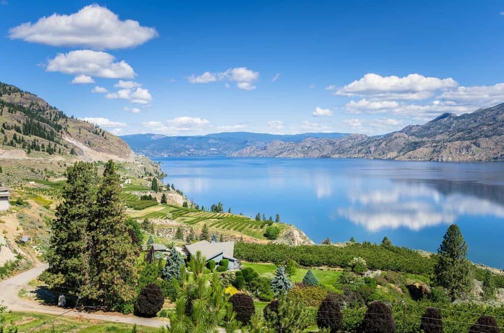 Blick auf den Okanagan Lake, der im Okanagan Valley inmitten einer reizvollen Landschaft liegt. Foto Alpegor6 / Deposit