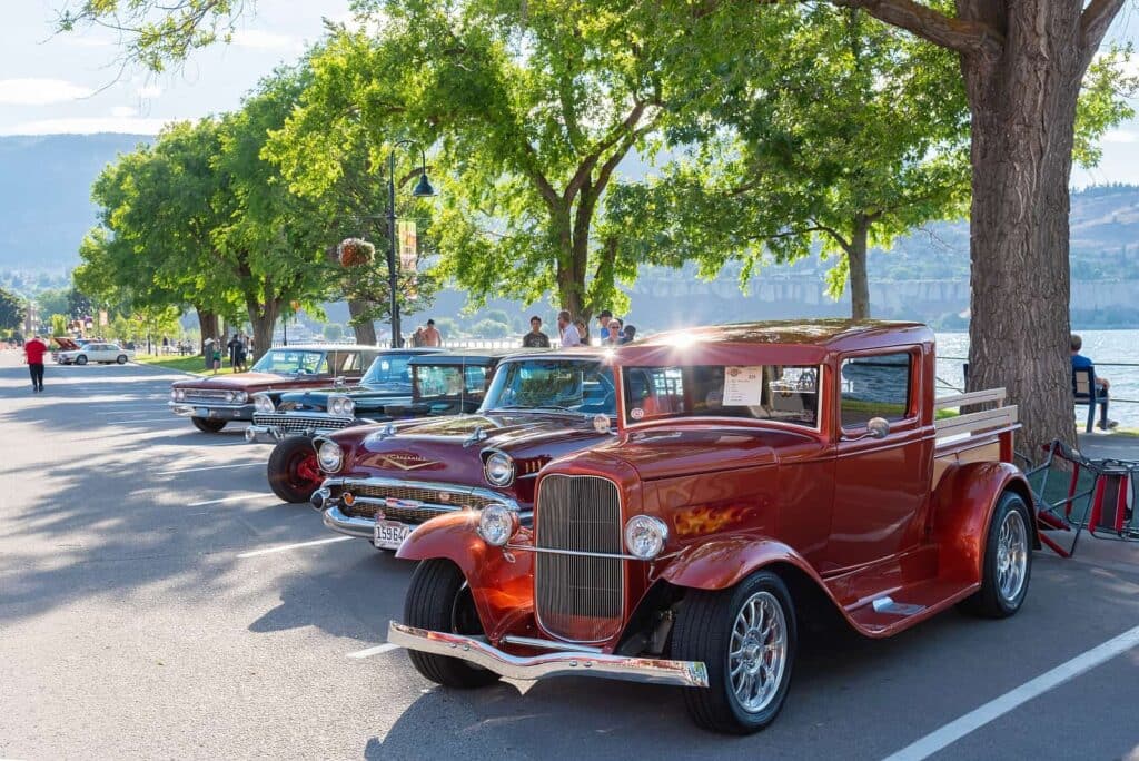 Sehen und gesehen werden in Penticton im Okanagan Valley. Oldtimer Parade am Ufer des Okanagan Lake. Foto amykmitchell / Deposit