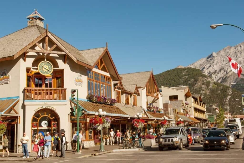 Banff Avenue mit Bergen im Hintergrund