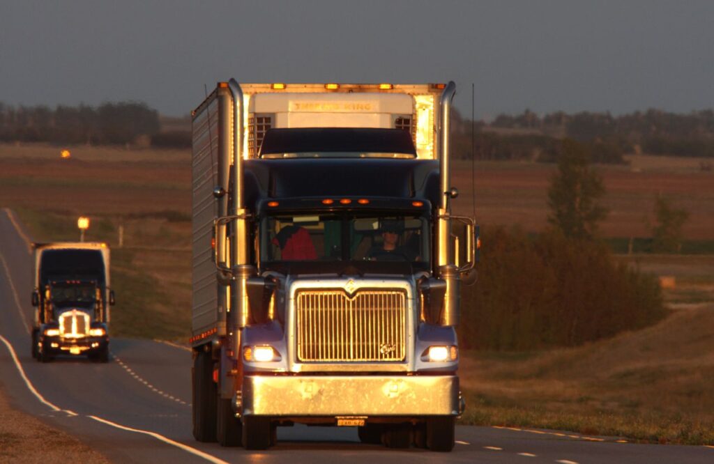 Trucks auf einem Teilstück des Trans Canada Highway. Foto pictureguy / Deposit