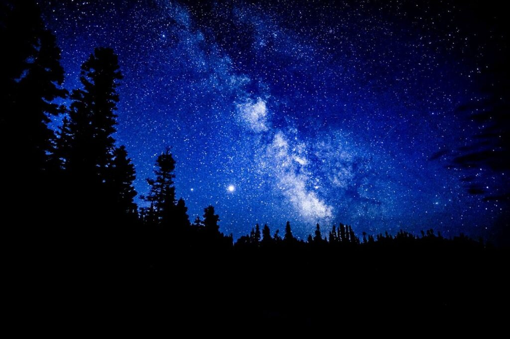 Fantastischer Sternenhimmel über dem Quetico Provincial Park. Foto Ontario Parks