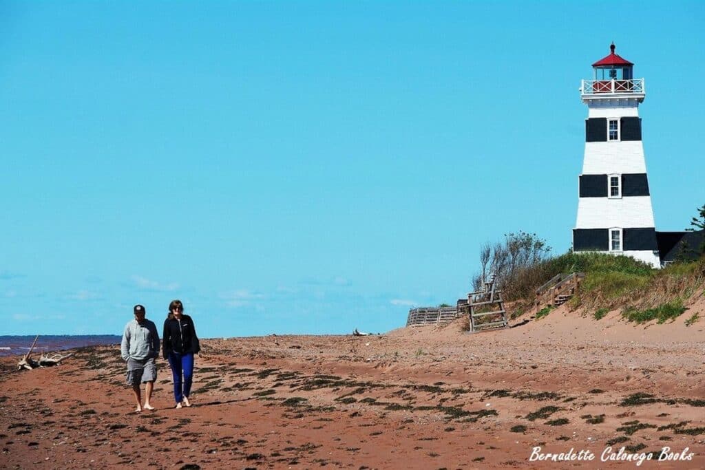 Bernadettes Kolumne: Cedar-Dunes-Strand mit dem West-Point-Leuchtturm. Foto © Bernadette Calonego
