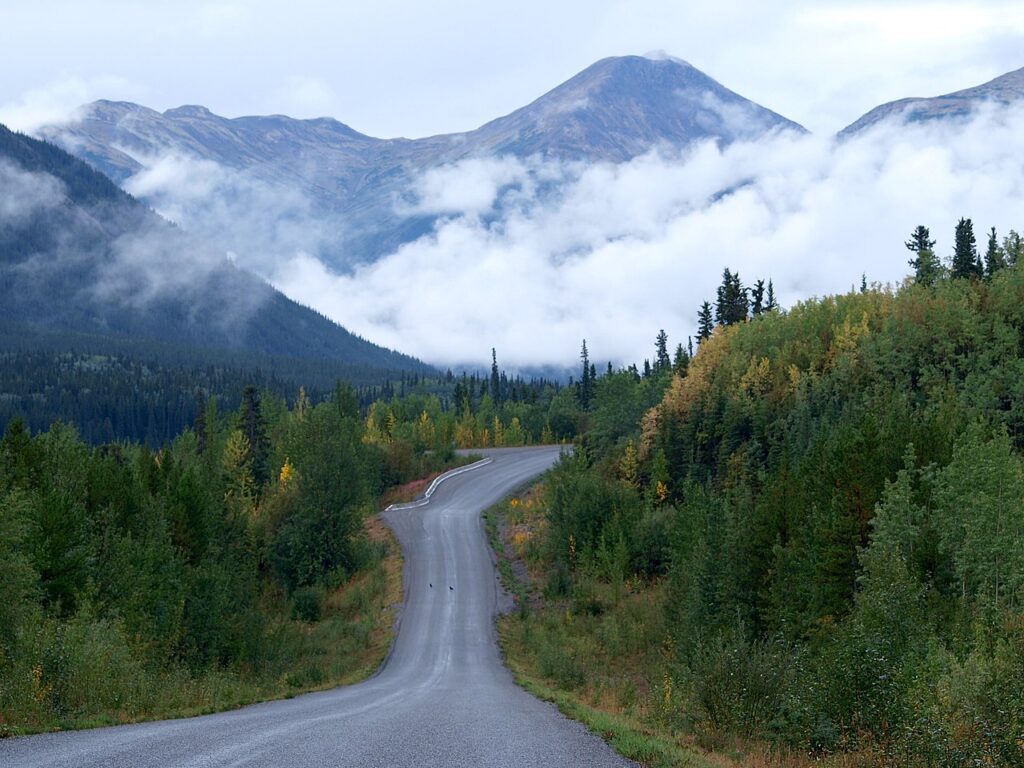 Der Stewart-Cassiar Highway nahe des Good Hope Lake in BC. Foto Bruce McKay / CC BY-SA 2.0