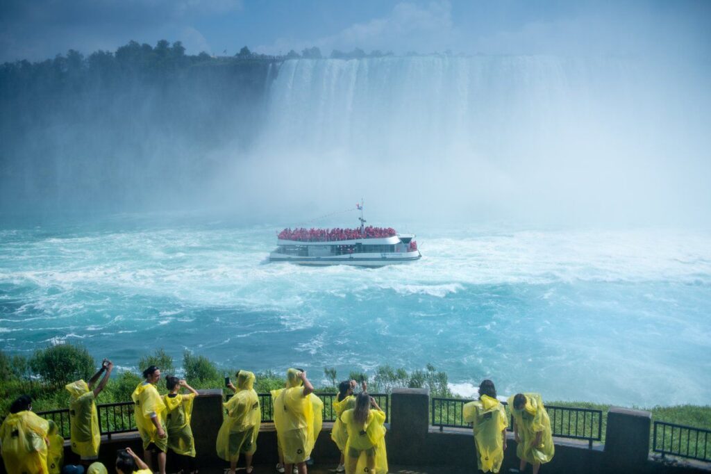Immer ein besonderes Erlebnis, die "Journey Behind the Falls" an den Niagarafällen. Foto Destination Ontario