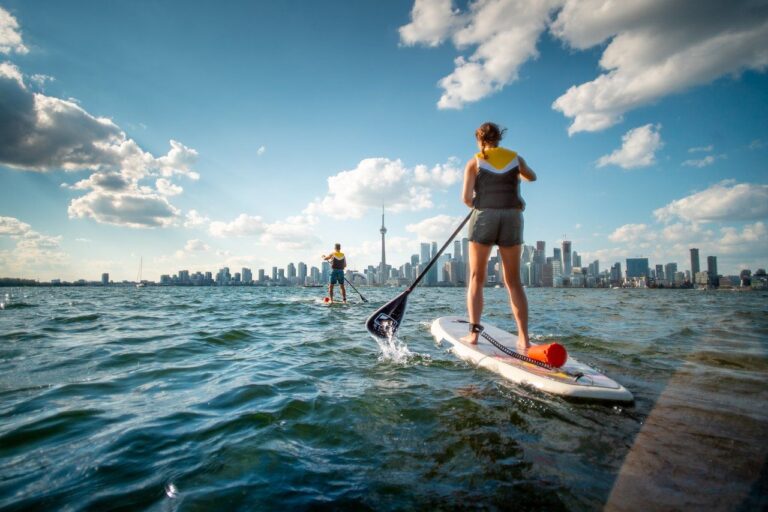 Das Abenteuer North Ontario beginnt am besten mit einer Stand Up Paddling Tour auf dem Lake Ontario vor der Skyline von Toronto. Foto Destination Ontario